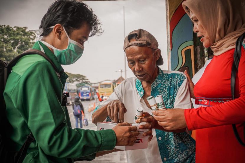 Dompet Dhuafa bagikan hygiene kit untuk kelompok rentan terkena virus corona dan dhuafa di Bandung.(Dompet dhuafa)