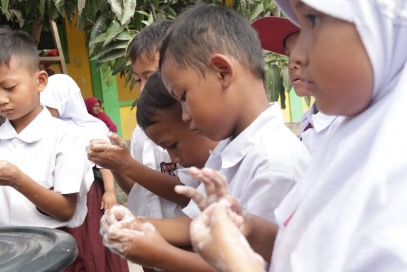 Dompet Dhuafa Banten bersama 658 siswa-siswi sekolah meramaikan kegiatan Cuci Tangan Pakai Sabun (CTPS) di SDN Warung Jaud dan SDN Masigit, Kota Serang, Banten, Selasa (15/10).