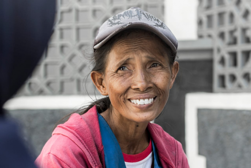  Dompet Dhuafa bantu ibu Ngatema (52 tahun) penjual koran bersama tiga orang cucunya di Surabaya. 