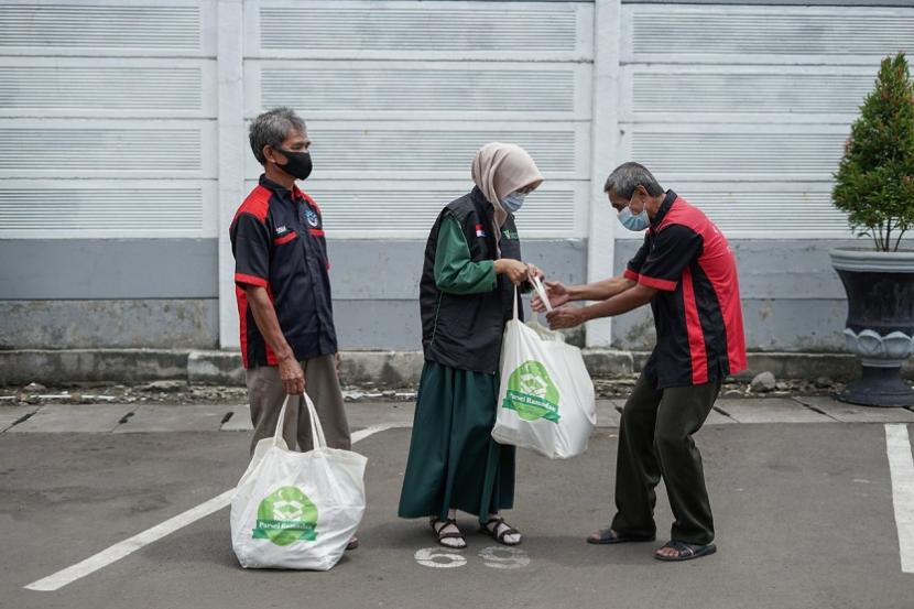 Dompet Dhuafa berbagi parsel yang berisi makanan dan uang tunai bagi para porter stasiun