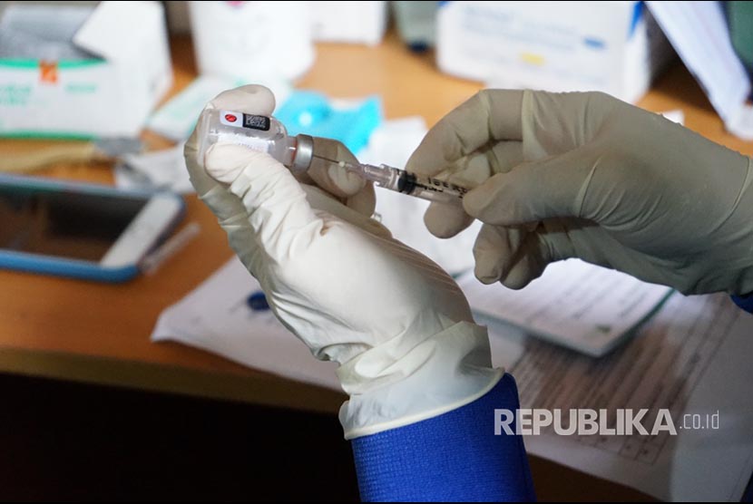 Petugas menyiapkan vaksin untuk disuntikkan kepada warga yang datang ke Puskemas untuk mendapatkan vaksinasi Covid 19 (ilustrasi)
