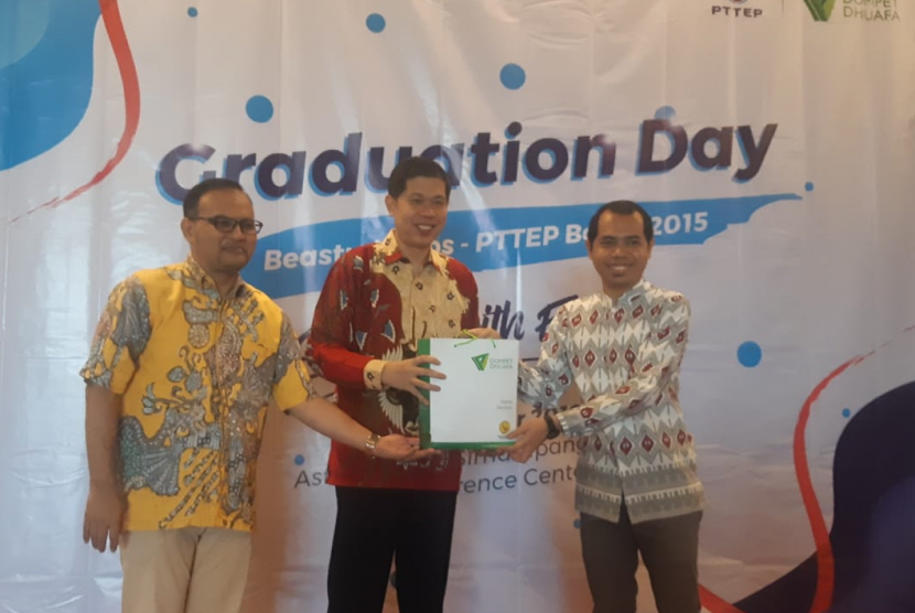 Dompet Dhuafa bermitra dengan PTT Exploration and Production Public Company Limited (PTTEP) menyelenggarakan Graduation Ceremony Beastudi Etos-PTTEP Batch 2015 di Hotel Aston, Jakarta, Ahad (24/11).