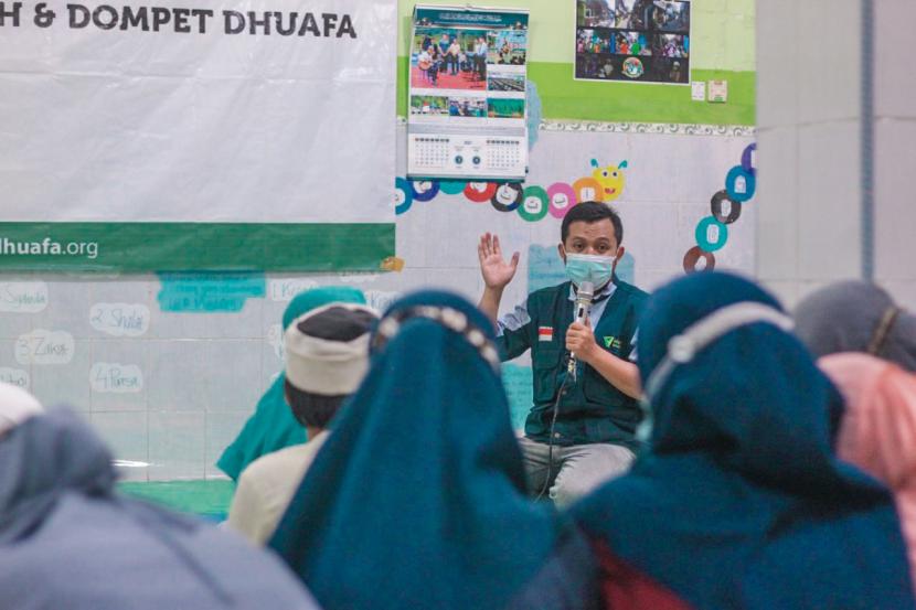 Dompet Dhuafa bersama Adira Finance Syariah merilis Taman Belajar di Pesantren Jauharotul Hikmah di daerah Putat Jaya, Surabaya. 