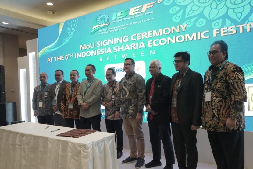 Dompet Dhuafa bersama BRI Syariah menandatangani nota kesepahaman Memorandum of Understanding (MoU) di ISEF (Indonesia Syaria Ekonomi Festival) 2019. 