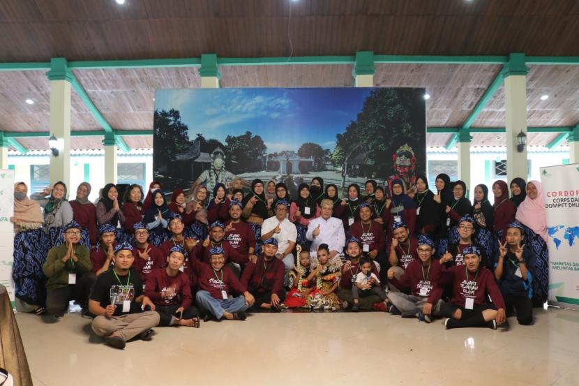 Dompet Dhuafa bersama Corps Dai Dompet Dhuafa (Cordofa) mengajak puluhan mualaf melakukan care visit ke Keraton Kasepuhan Cirebon. 