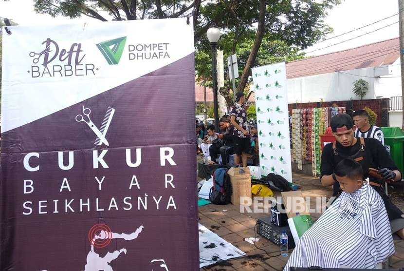  Dompet Dhuafa bersama Deft Barber bekerjasama menggelar kegiatan cukur sembari beramal. Kegiatan ini dilakukan di Taman Sempur, Kota Bogor, Ahad (14/10).