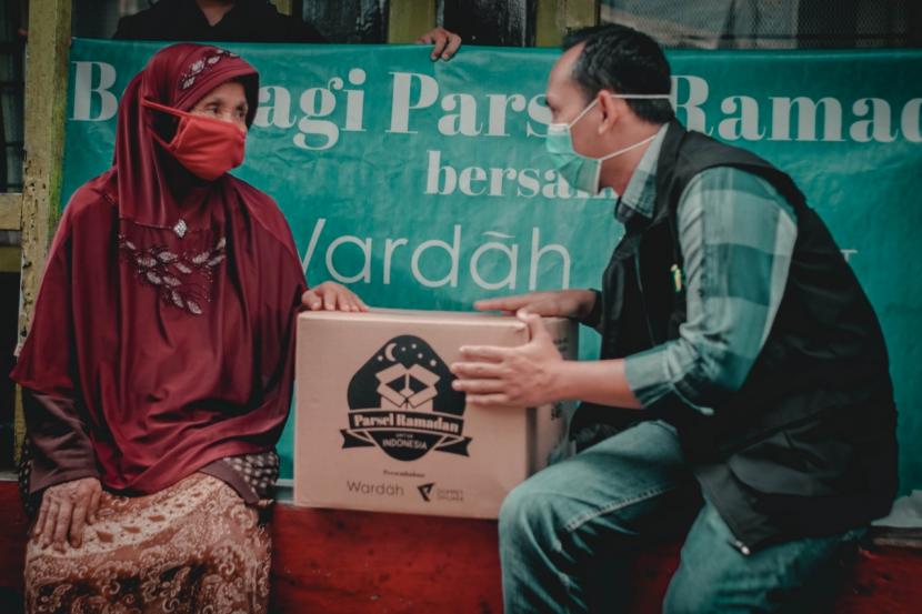  Dompet Dhuafa bersama Wardah sebagai salah satu brand kosmetik terkemuka asal Indonesia membagikan hand gel, paket sembako, serta parsel Ramadhan untuk masyarakat yang membutuhkan. 