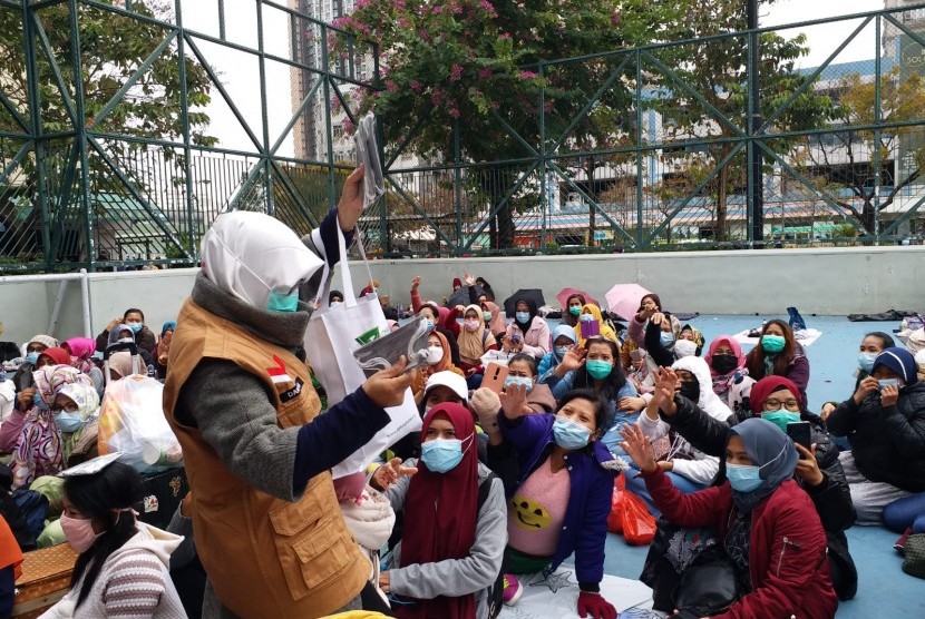 Dompet Dhuafa Cabang Hongkong telah membagikan 5.000 helai masker secara gratis kepada WNI yang sebagian besar merupakan Pekerja Migran Indonesia (PMI) di Hongkong.(dok. Dompet Dhuafa)