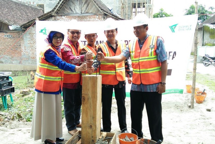 Dompet Dhuafa (DD) bakal membangun gerai sehat di Desa Rejosari, Sawahan, Kabupaten Malang. Pembangunan ini sudah berlangsung dengan ditandai peletakan batu pertama di Desa Rejosari, Selasa (23/1).