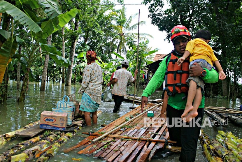  Dompet Dhuafa (DD) bersama tim relawan salurkan bantuan  logistik ke wilayah-wilayah pelosok bencana yang terjadi di Kebumen, Jawa  Tengah. Ada 50 paket logistik yang didistribusikan ke wilayah yang  terdampak yaitu di Dusun Bulusari, Madurejo, Puring, Kebumen.