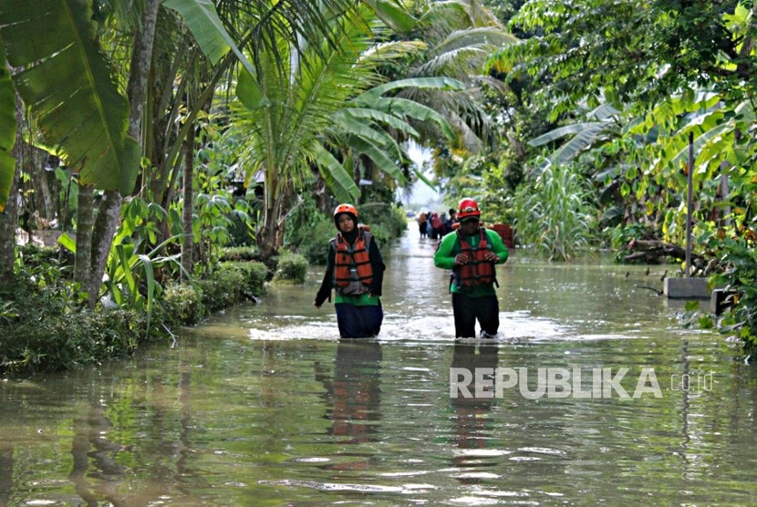 Dompet Dhuafa (DD) bersama tim relawan salurkan bantuan  logistik ke wilayah-wilayah pelosok bencana yang terjadi di Kebumen, Jawa  Tengah. Ada 50 paket logistik yang didistribusikan ke wilayah yang  terdampak yaitu di Dusun Bulusari, Madurejo, Puring, Kebumen.