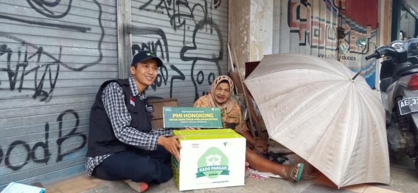 Dompet Dhuafa Hong Kong menyalurkan bantuan pangan untuk masyarakat rentan terdampak wabah Covid-19 di Jawa Tengah dan Jawa Timur.