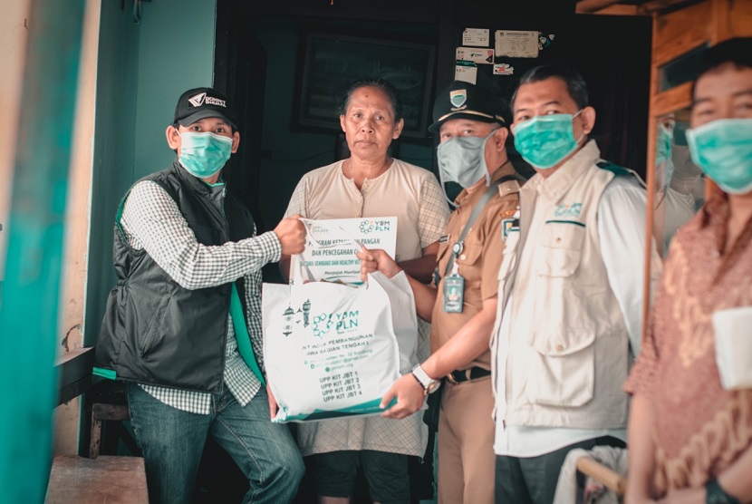 Dompet Dhuafa Jabar dan Yayasan Baitul Maal (YBM) PLN UIP JBT I membagikan bantuan sembako kepada warga dhuafa di Kelurahan Karangpamulang, Kecamatan Mandalajati, Kota Bandung, (Senin, 6/4).