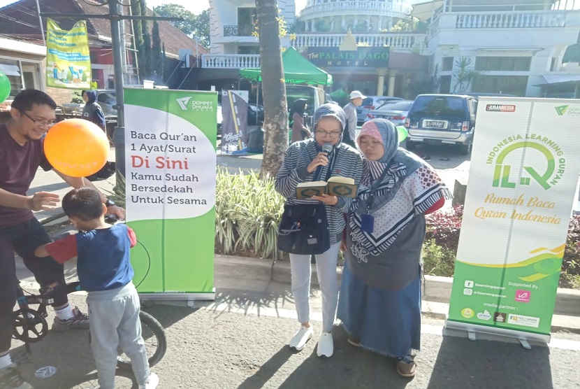 Dompet Dhuafa Jabar menggelar program Ngaji On The Street (Ngaos) di Car Free Day (CFD) Jalan Dago, Kota Bandung pada Ahad (12/1). 