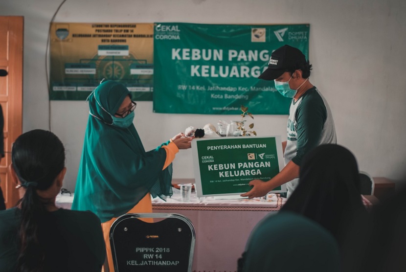 Dompet Dhuafa Jabar menggulirkan program Kebun Pangan Keluarga di RW 14 Kelurahan Jatihandap Kecamatan Mandalajati Kota Bandung sejak kemarin (Jumat, 10/04).