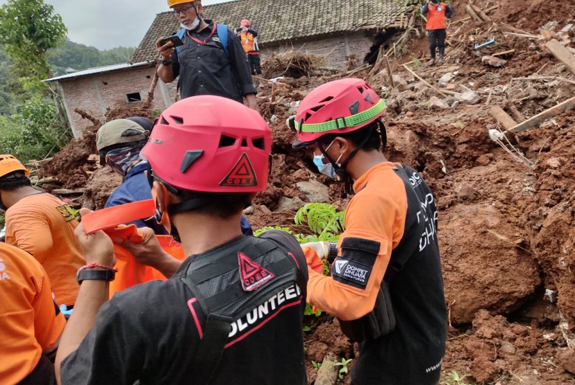 Dompet Dhuafa Jatim menurunkan 20 relawan untuk mencari 20 korban longsor  Nganjuk yang hilang