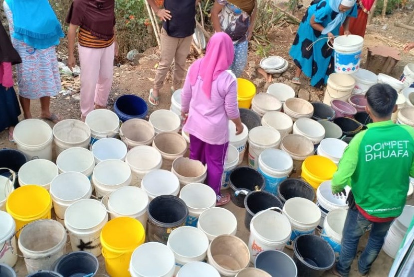 Dompet Dhuafa Jawa Tengah turut mendistribusikan air bersih di beberapa titik terparah, seperti yang terjadi di wilayah Kabupaten Banyumas.  