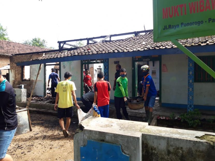 Dompet Dhuafa Jawa Timur (DD Jatim) menurunkan tim untuk melakukan aksi di lokasi kebakaran panti asuhan Mukti Wibawa di Dukuh Dongko, Nailan, Slahung, Ponorogo yang mengalami kebakaran Senin, (11/5).