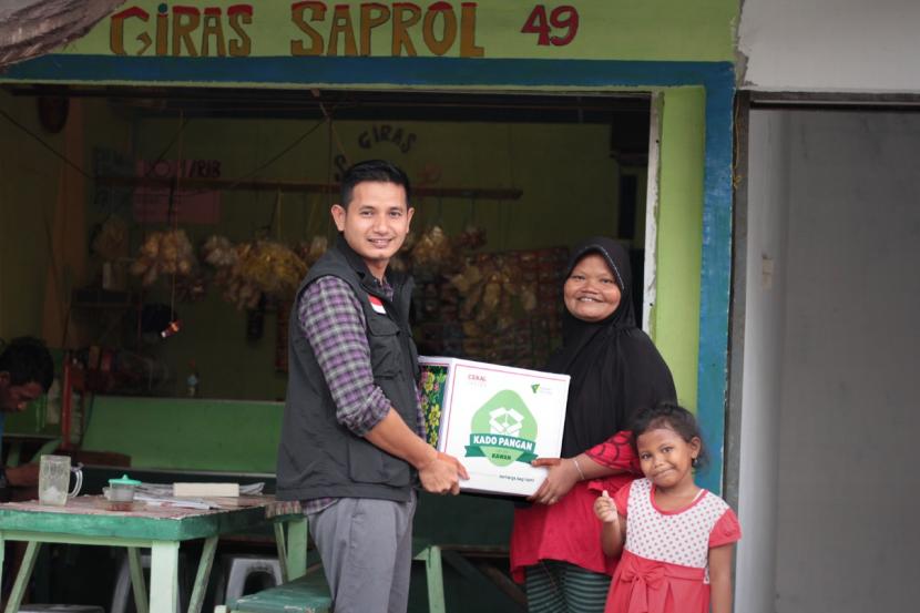 Dompet Dhuafa Jawa Timur membagikan Kado Pangan untuk Kawan menyasar pada seribu dhuafa yang terdampak virus Corona di Jawa Timur.