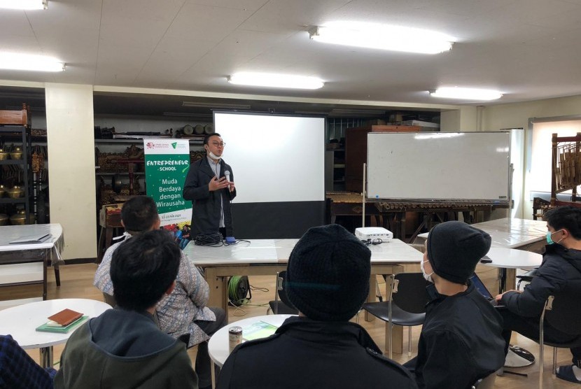 Dompet Dhuafa Jepang bersama Umar Usman Business School mengadakan Entrepreneur School: Muda Berdaya dengan Wirausaha di Sekolah Republik Indonesia Tokyo (SRIT), Meguro-ku, Tokyo, Jepang. 