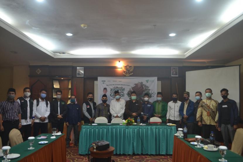 Dompet Dhuafa Kepulauan Riau (Kepri) menggelar acara Muzakarah (Diskusi) dengan tema Dakwah Ziswaf dan Tantangan Global Saat Ini Bersama KH Wahfiudin Sakam, Dewan Pengawas Syariah Dompet Dhuafa, Rabu (17/2), di Hotel PIH Batam Center. 