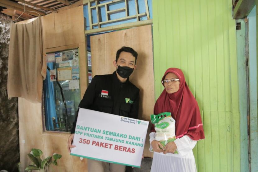 Dompet Dhuafa Lampung bersama Kantor Pelayanan Pajak (KPP) Pratama Tanjung Karang membagikan bantuan 350 paket beras kepada warga dhuafa di tiga wilayah di Provinsi Lampung, pada Rabu (5/5).