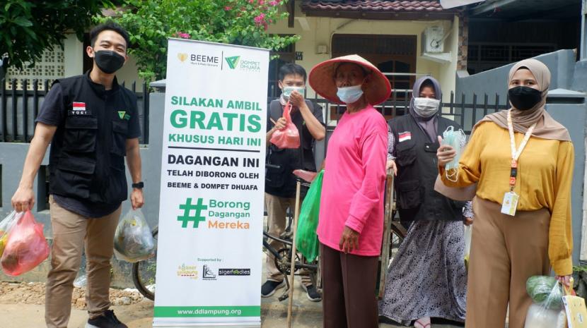 Dompet Dhuafa Lampung dan Beeme (Brand Skincare Ibu dan Anak) meluncurkan gerakan #BorongDaganganMereka. Aksi memborong dagangan para pedagang kecil ini diluncurkan pada Kamis, (7/7) di Bandar Lampung.