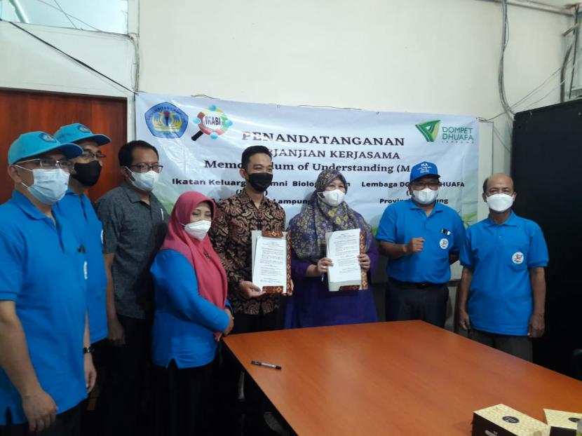 Dompet Dhuafa Lampung jalin kerja sama dengan Ikabi FMIPA Universitas Lampung dalam pemberdayaan, Sabtu (23/10). 
