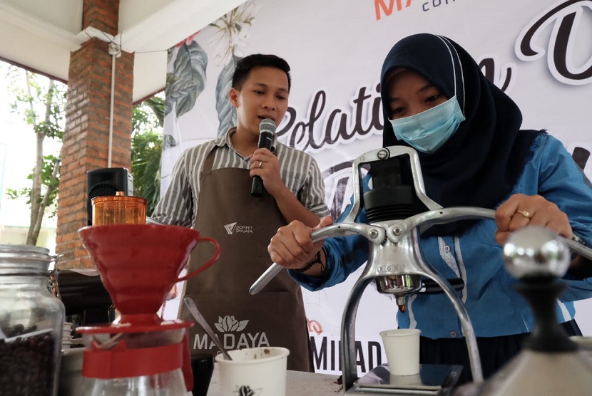 Dompet Dhuafa melalui Karya Masyarakat Mandiri (KMM) mengadakan Pelatihan Dasar Barista di Zona Madina, Bogor, pada Ahad (22/11). Sebanyak sepuluh anak muda yang berasal dari Bogor berkumpul untuk mengenal lebih dekat mengenai  mengolah kopi.
