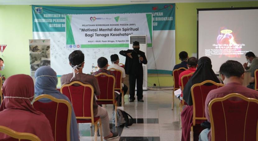 Dompet Dhuafa melalui program Bimbingan Rohani Pasien (BRP) mengadakan pelatihan Motivasi Mental dan Spiritual bagi 30 tenaga kesehatan RSUD Pasar Minggu, di ruang aula I lantai 12 RSUD Pasar Minggu, Kamis (13/8).