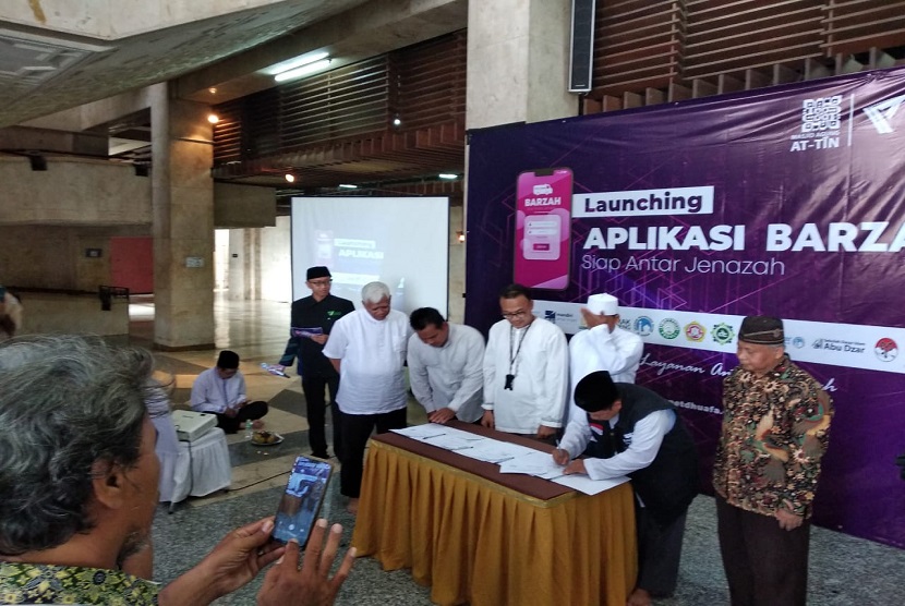 Dompet Dhuafa meluaskan sebaran manfaatnya dengan menggandeng kemitraan dan menghadirkan aplikasi Barzah di platform ponsel pintar, launching aplikasi berlokasi di Masjid At Tin, Jakarta Timur, Jumat (24/1).  “