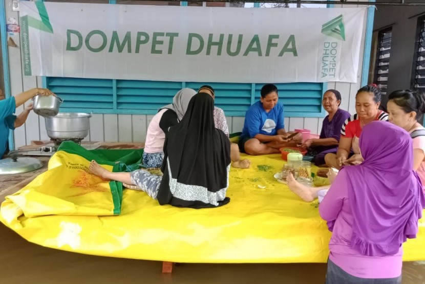 Dompet Dhuafa membantu masyarakat yang terkena banjir di Konawe.