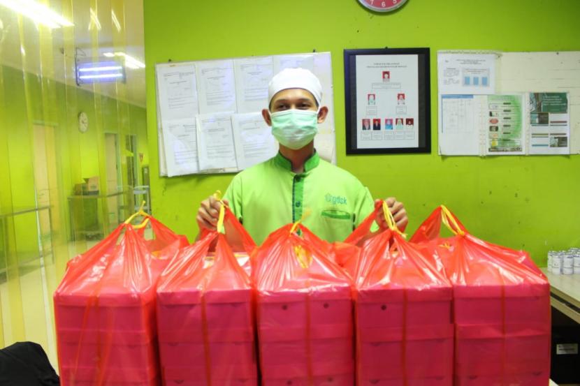 Dompet Dhuafa memberikan 50 paket santap sahur untuk tenaga medis di RSUD Pasar Minggu, Jakarta selatan. Selasa (28/4) dini hari.