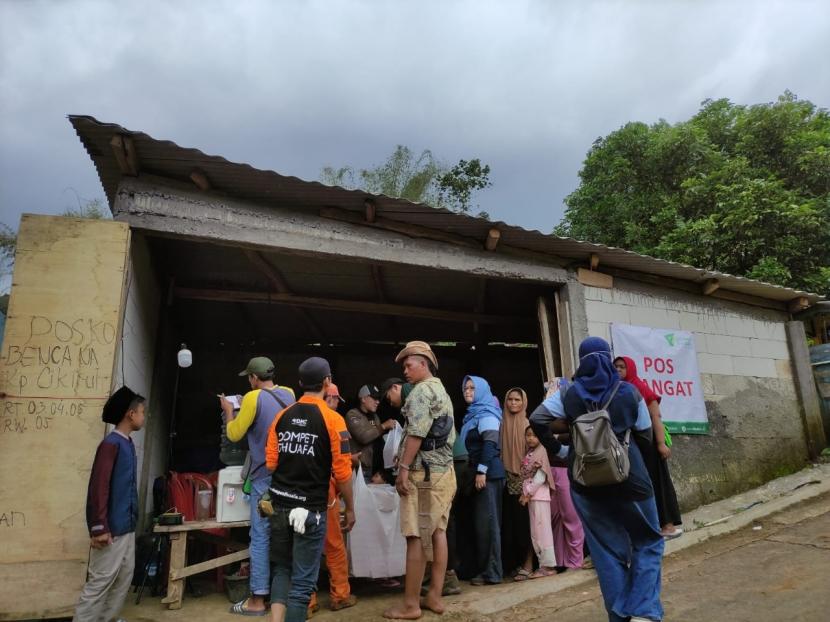 Dompet Dhuafa membuka dapur umum dan pos hangat untuk warga terdampak banjir bandang di Kabupaten Garut. 