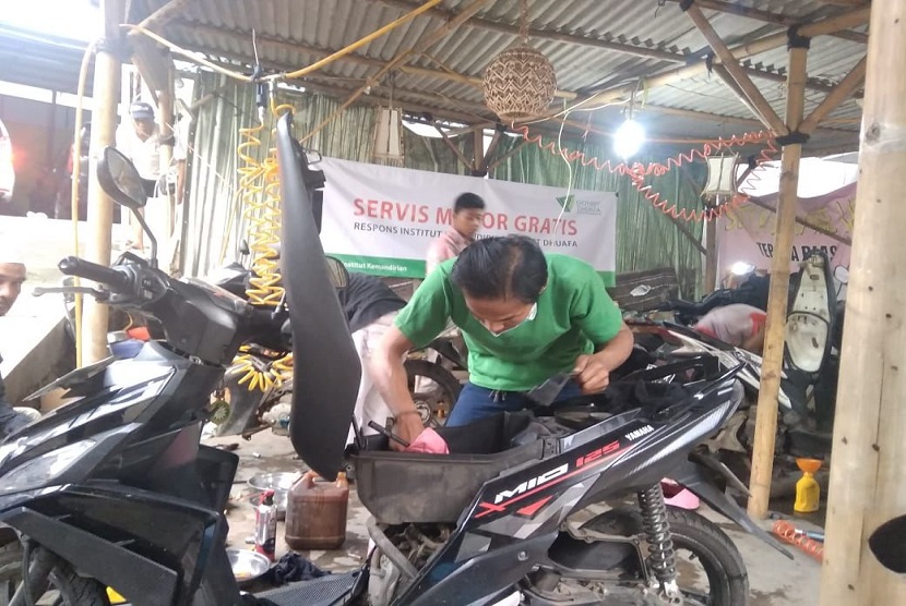 Dompet Dhuafa membuka program gratis perbaikan motor dan ponsel di Ciledug