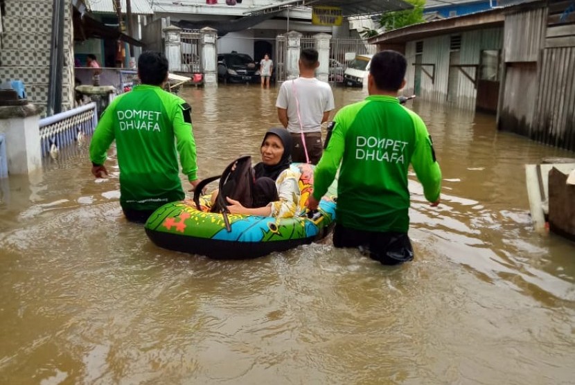 Dompet Dhuafa menerjunkan Tim Disaster Management Center (DMC), untuk membantu dua wilayah banjir Samarinda dan Konawe. 