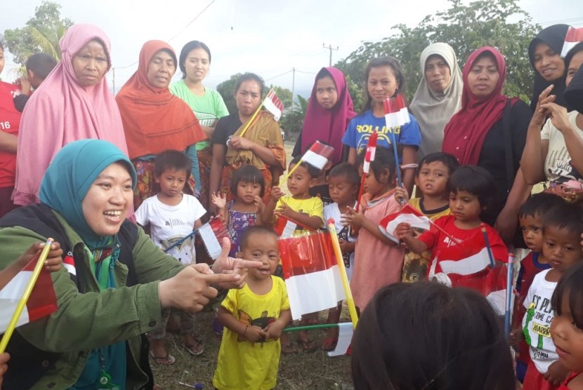 Dompet Dhuafa mengajak anak-anak bermain dalam program pemulihan psikologi di Posko Pengungsian Sajang, Sembalun, Lombok Timur, NTB, Selasa (31/7).