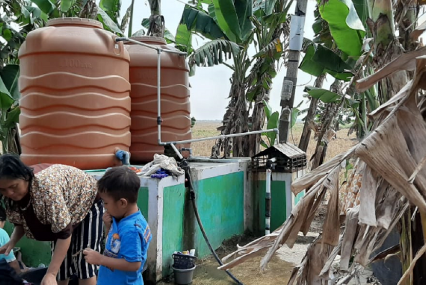 Dompet Dhuafa menyalurkan bantuan air bersih untuk warga yang mengalami kekeringan.