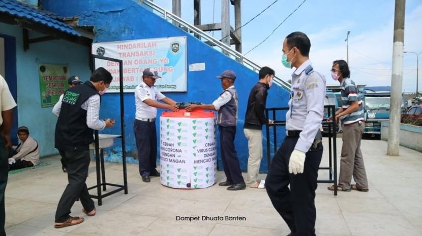 Dompet Dhuafa menyediakan fasilitas cuci tangan di Terminal Pakupatan Kota Serang.