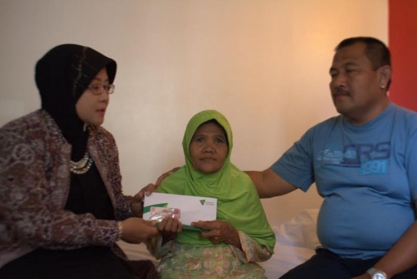 Dompet Dhuafa menyerahkan bantuan untuk Nenek Asyani