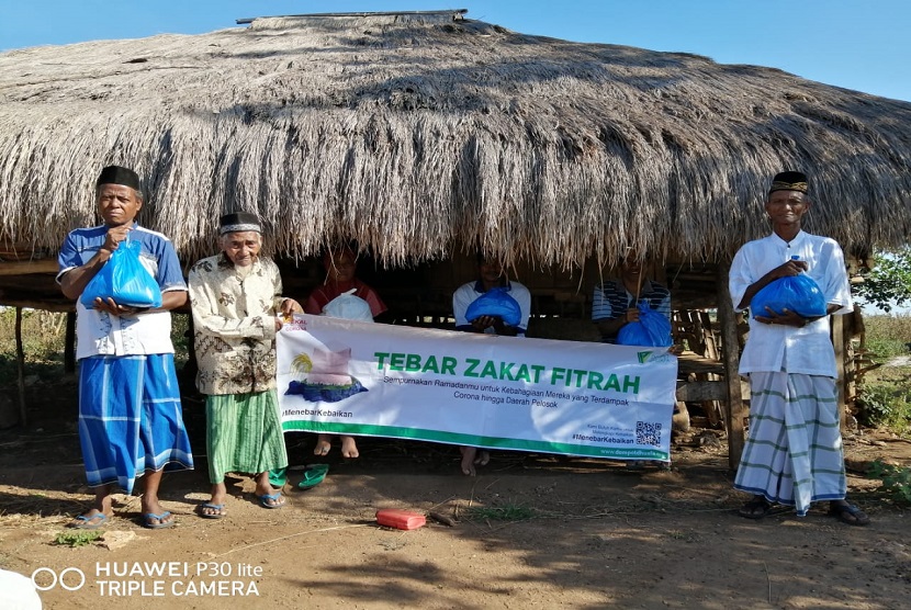  Dompet Dhuafa Nusa Tenggara Timur menggelar program Tebar Zakat Fitrah hingga pelosok termasuk memberikan ke 50 orang di Desa Manuwolu Kecamatan Mamboro Kabupaten Sumba Tengah, Sabtu (9/5). 