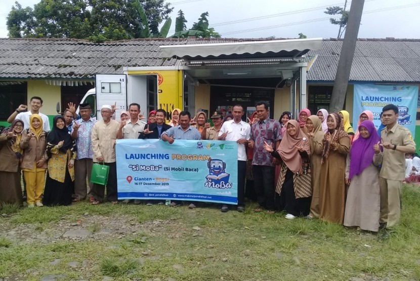 Dompet Dhuafa Pendidikan melalui Jaringan Sekolah Indonesia (JSI) sebagai program yang peduli akan kualitas pendidikan Indonesia menginisasi program Si MoBa (Si Mobil Baca).