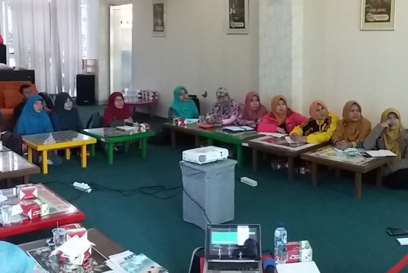 Dompet Dhuafa Pendidikan menggelar pelatihan menulis ficer untuk guru. Pelatihan tersebut diadakan di Pusat Sumber Belajar (PSB) Dompet Dhuafa Pendidikan, Jampang, Kabupaten  Bogor, Jawa Barat, Sabtu (10/11).