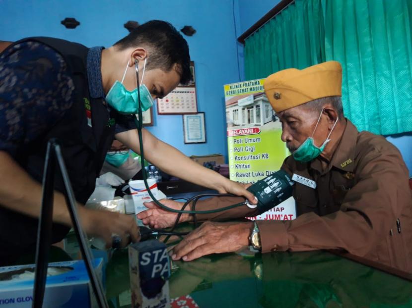 Dompet Dhuafa Unit Madiun memberikan Aksi Layanan Sehat (ALS) dan pemberian santunan Kado Pangan untuk veteran.