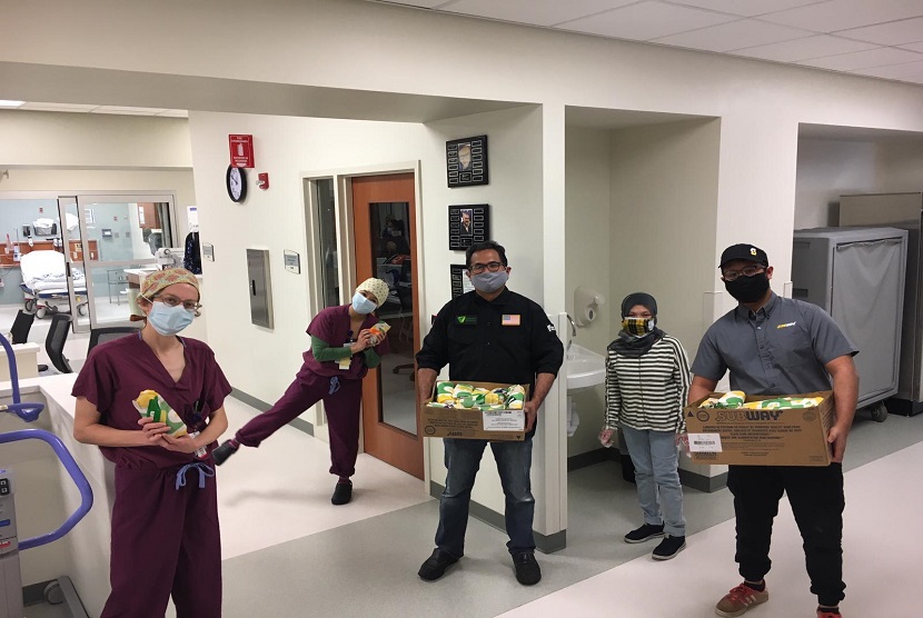 Dompet Dhuafa USA Inc kemarin Jumat (15/5) mendistribusikan puluhan paket makanan berbuka puasa ke petugas medis di Inova HealthPlex Ashburn dan Reston Hospital Center yang berada di Virginia.