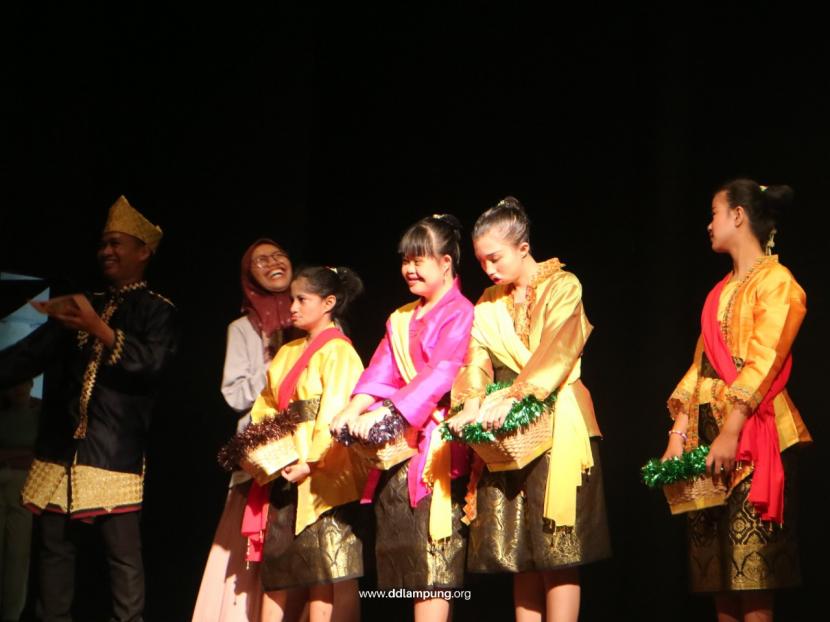 Dompet Dhuafa Volunteer (DDV) Lampung bersama puluhan difabel Lampung yang tergabung dalam Komunitas Sadila dan Potads mengadakan Kegiatan V-Meran Amal di Gedung Dewan Kesenian Lampung pada Ahad (31/7). Ini menampilkan berbagai karya seni difabel.