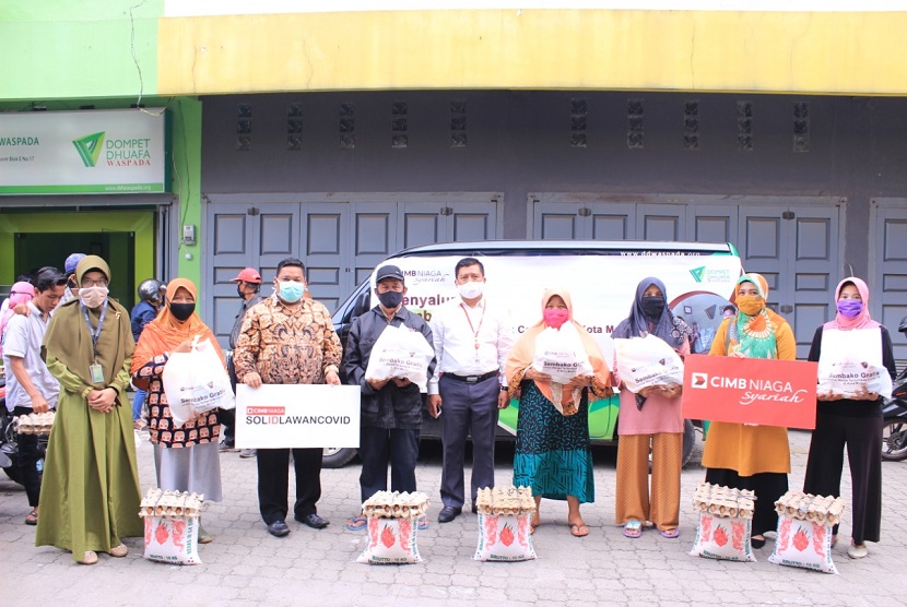 Dompet Dhuafa Waspada bersama CIMB Niaga Syariah kembali bersinergi untuk membagikan sembako bagi warga terdampak Covid-19 di Kota Medan, Sumatra Utara, Selasa (30/6).