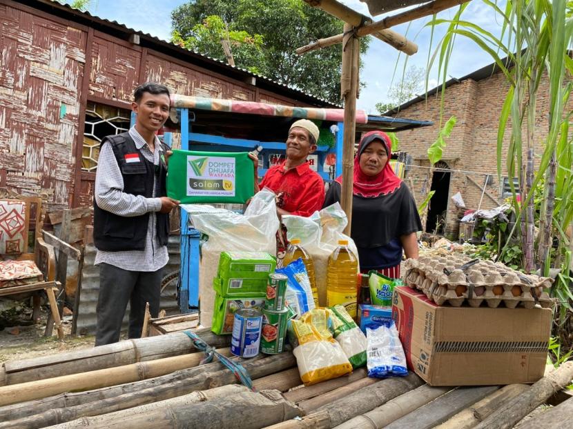 Dompet Dhuafa Waspada kembali menjalankan program berbagi sembako untuk para mustahik melalui program Ketuk Pintu Mustahik, pada Selasa (18/10/2022) di Desa Percut, Percut Sei Tuan, Kabupaten Deli Serdang, Sumatera Utara.
