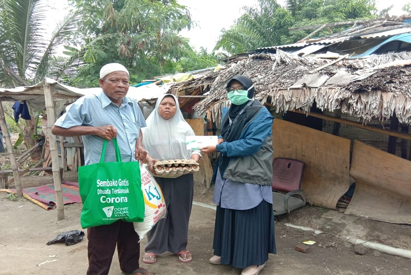Dompet Dhuafa Waspada memberikan bantuan berupa paket sembako serta uang tunai pada Selasa lalu (21/4) kepada guru ngaji bernama Ardi Lubis yang berada di Desa Kelambir Lima, Kecamatan Hamparan Perak, Deli serdang, Sumatera Utara.