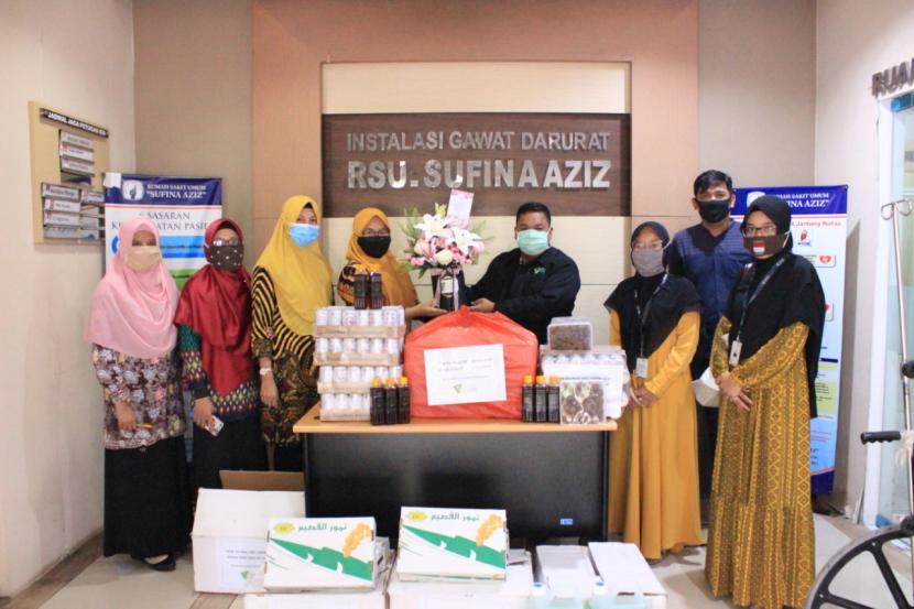 Dompet Dhuafa Waspada salurkan bantuan untuk tenaga medis RS Sufina Aziz yang beralamat di Medan Helvetia, Kota Medan, Sumatera Utara, pada Jumat (12/6).
